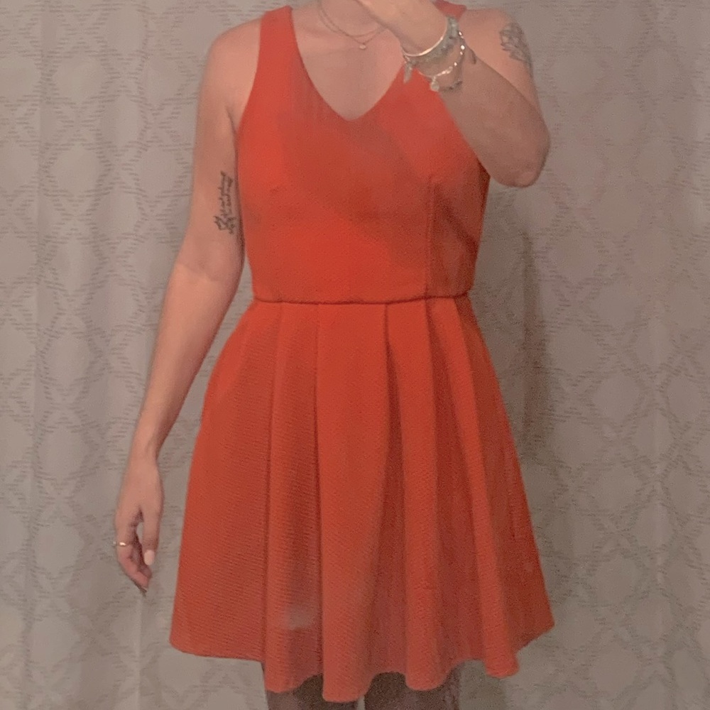 Coral dress pleated at the bottom with open back - Size M